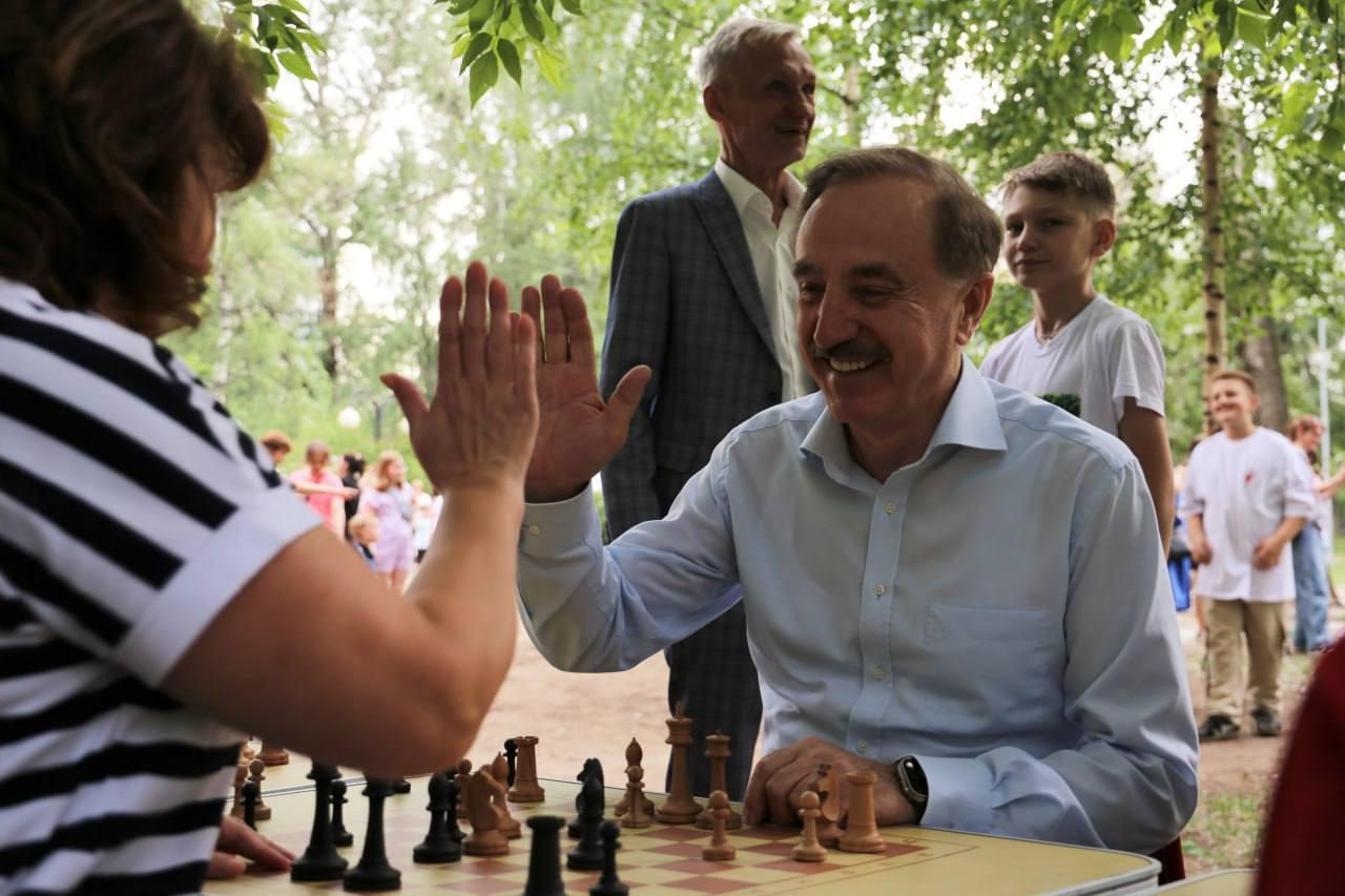 Люберчане отметили День соседей: горожан ждали настольные игры,  мастер-классы и посадка саженцев | REGIONS.RU / Люберцы