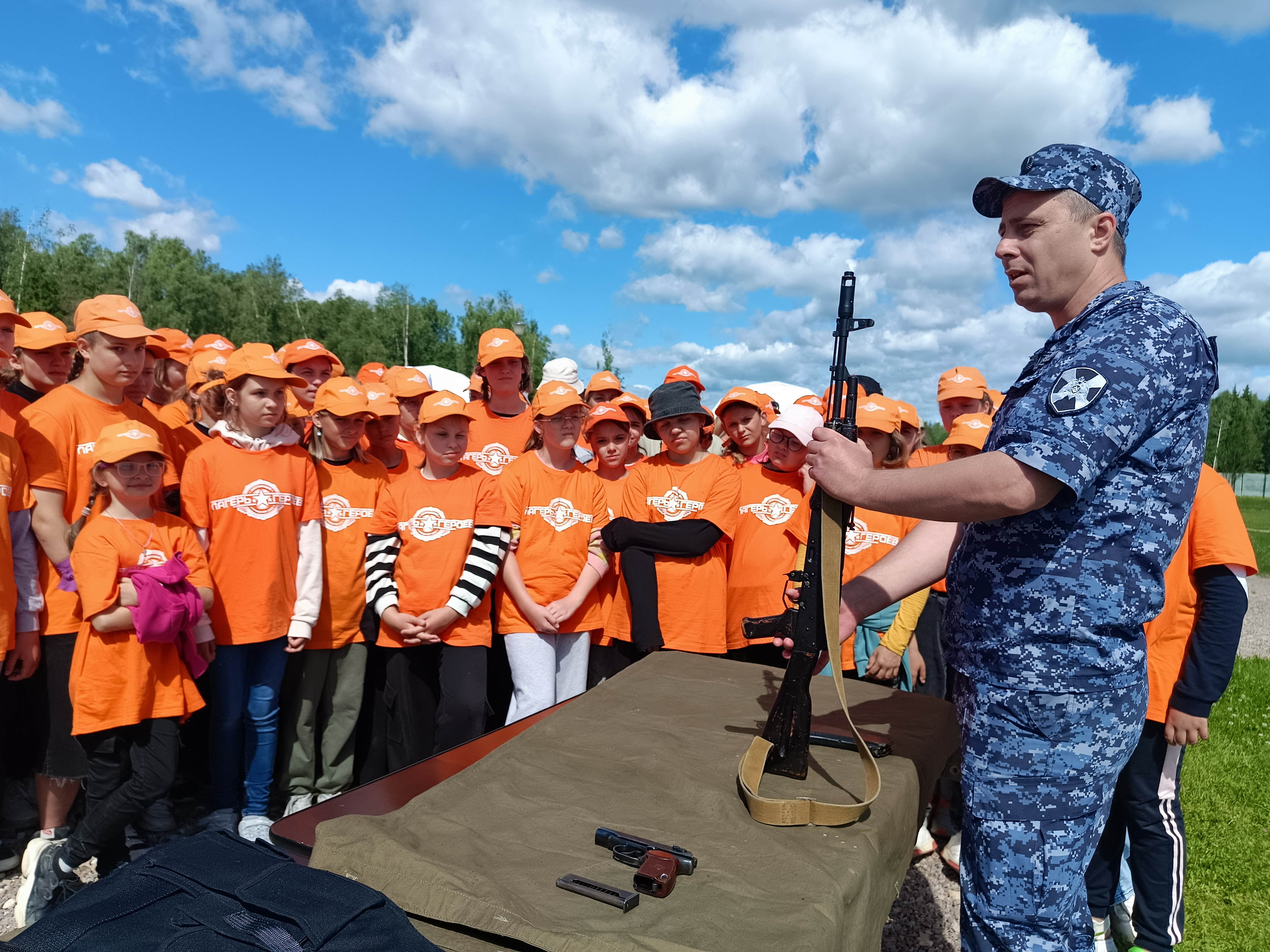 Девочкам-подросткам в окружном «Лагере настоящих героев» показали приемы  самообороны | REGIONS.RU / Звенигород