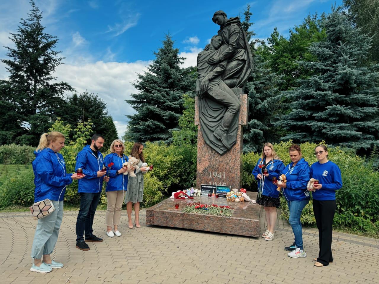 Химчане почтили память жертв терактов в Севастополе и Дагестане |  REGIONS.RU / Химки