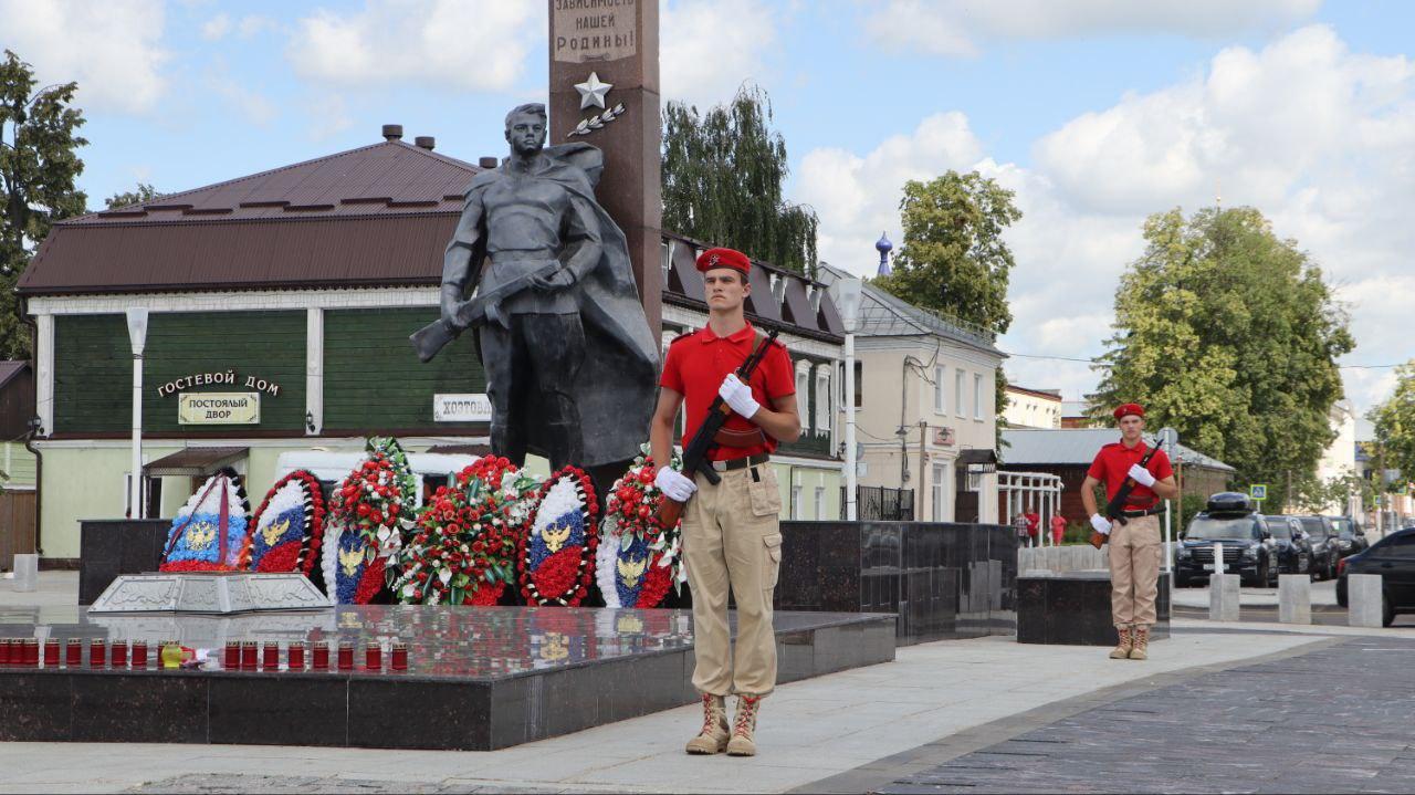 День памяти и скорби отметили в Зарайске вместе с выпускниками  Благовещенского танкового училища | REGIONS.RU / Зарайск