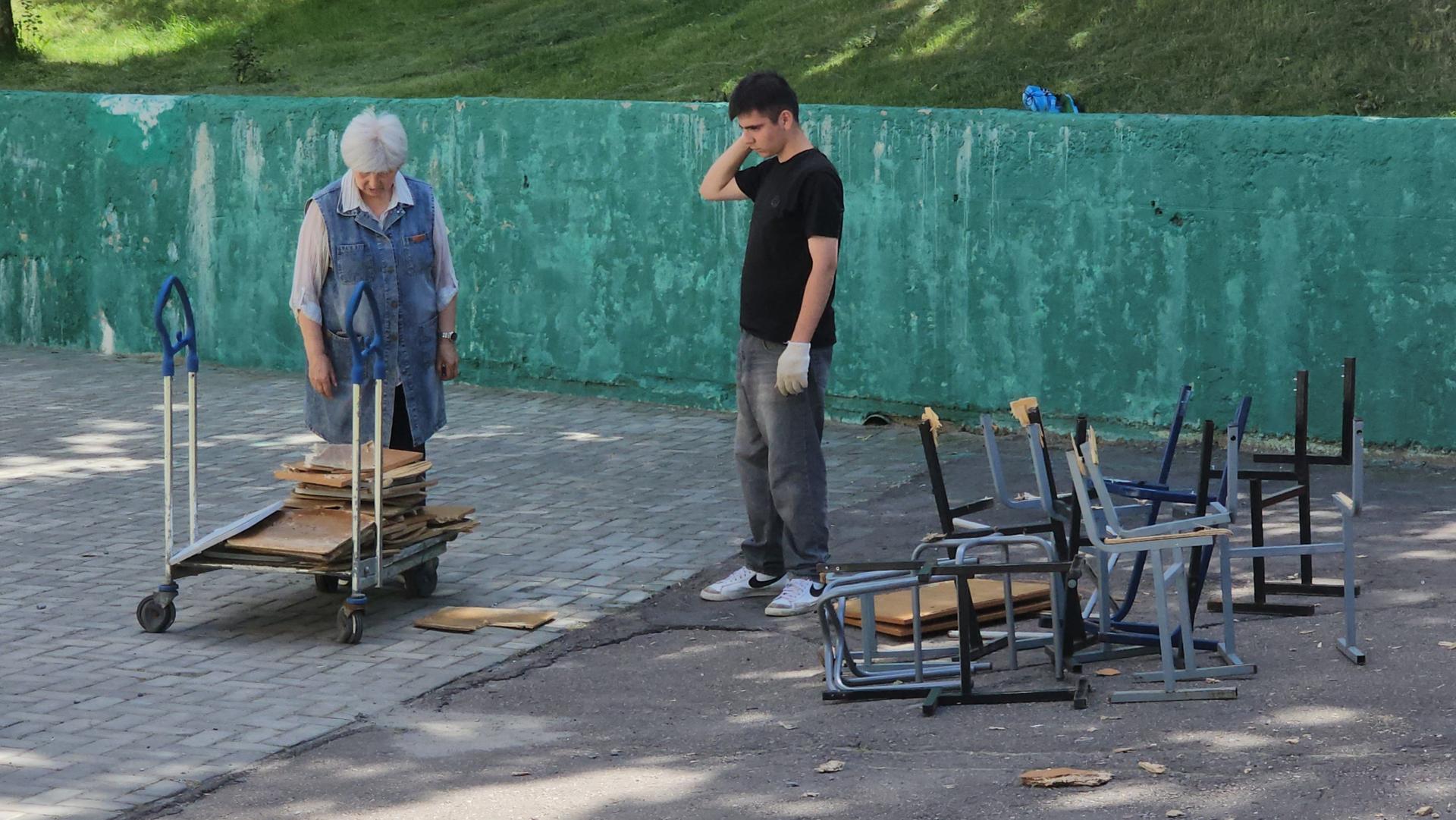 Польза для школы и возможность заработать: в Котельниках в летние каникулы  работает трудовая бригада подростков | REGIONS.RU / Котельники