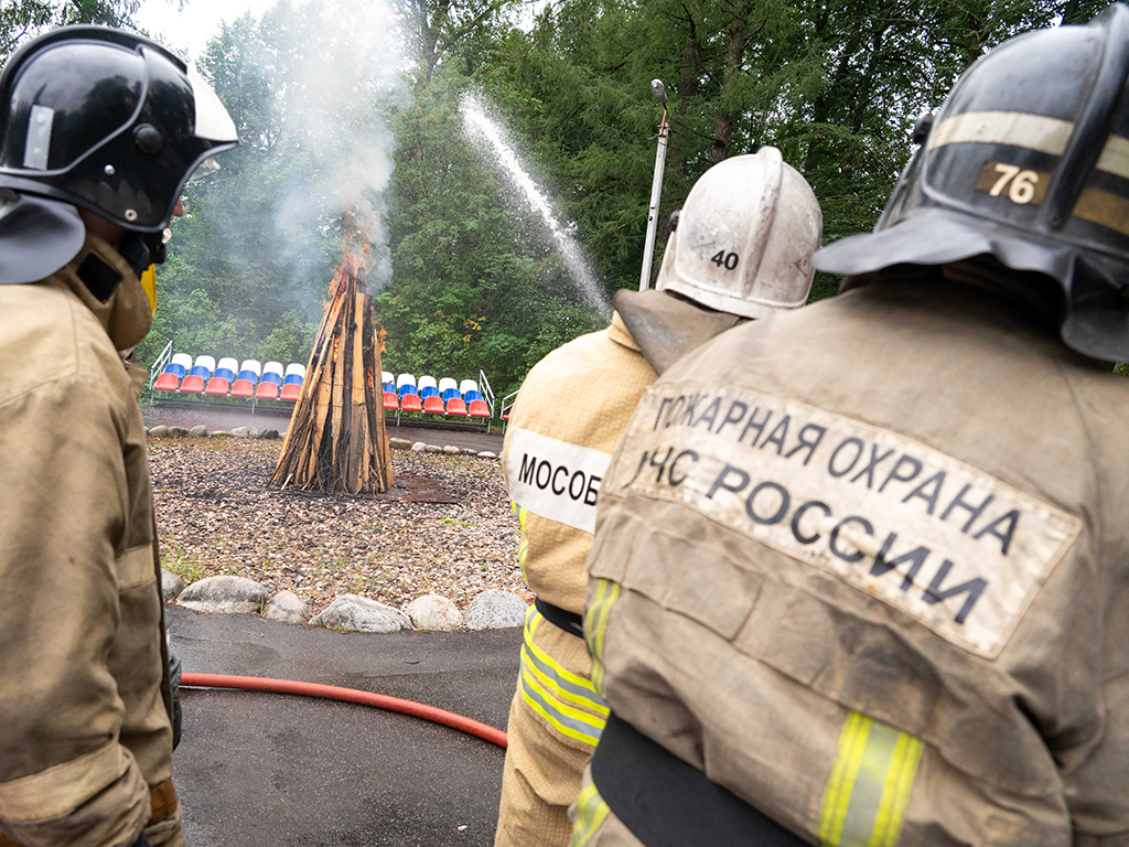 Отдыхающие в детском лагере «Левково» на один день превратились в пожарных  | REGIONS.RU / Пушкино