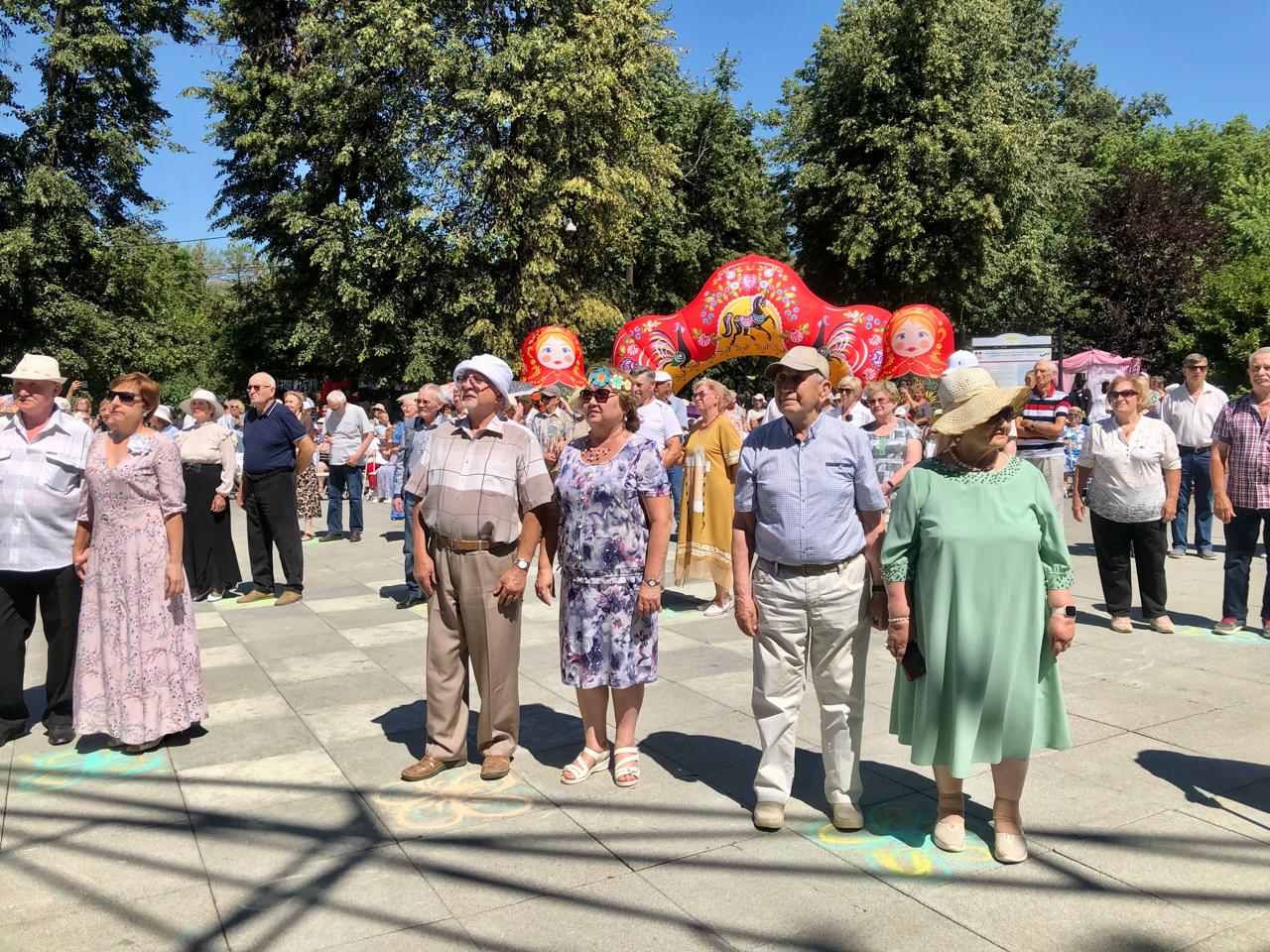 Супружеская пара из Жуковского приняла участие в мероприятии «Ромашковое  счастье» | REGIONS.RU / Жуковский