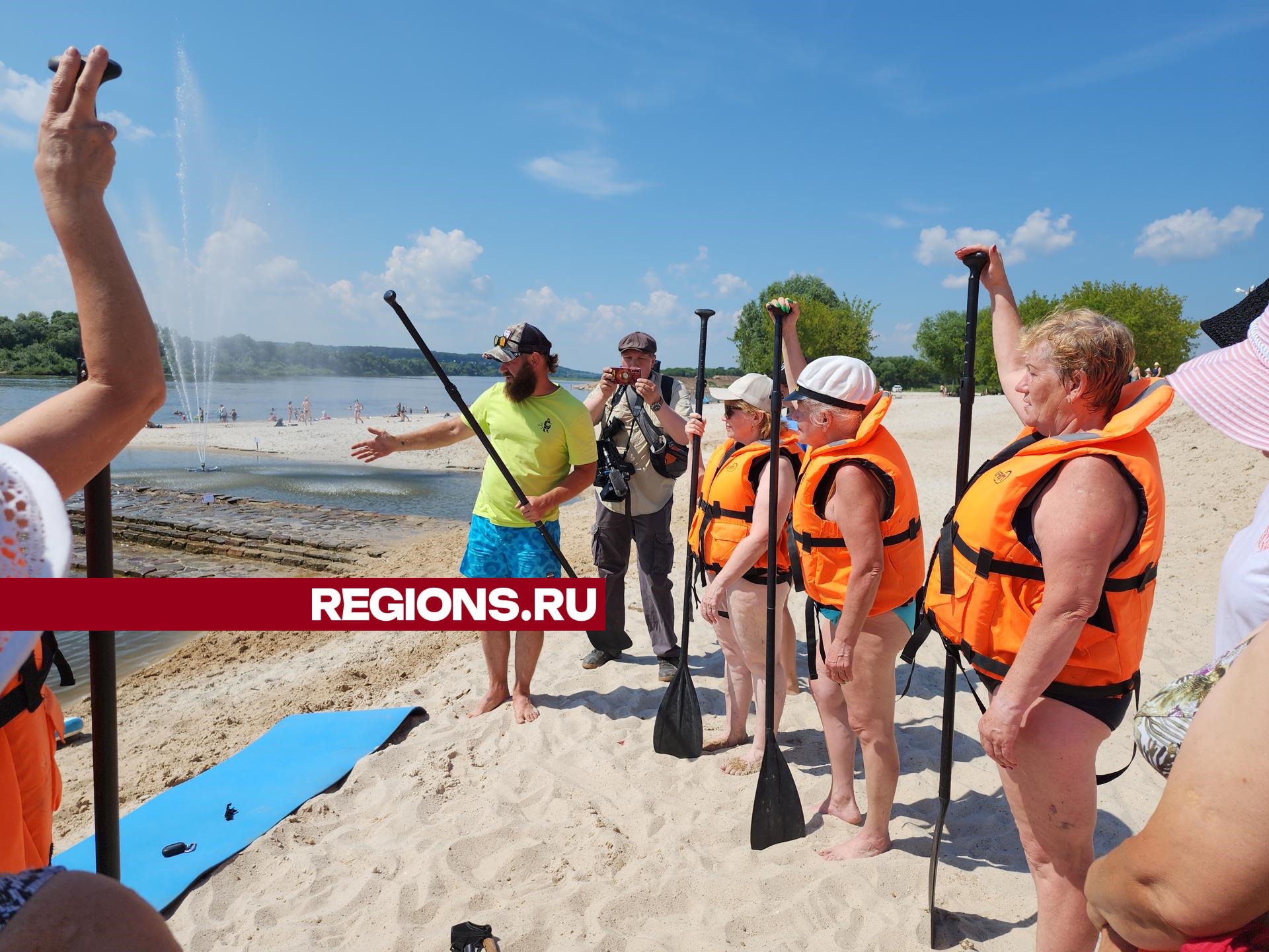 Активные долголеты из Серпухова тренировались на сапбордах | REGIONS.RU /  Серпухов