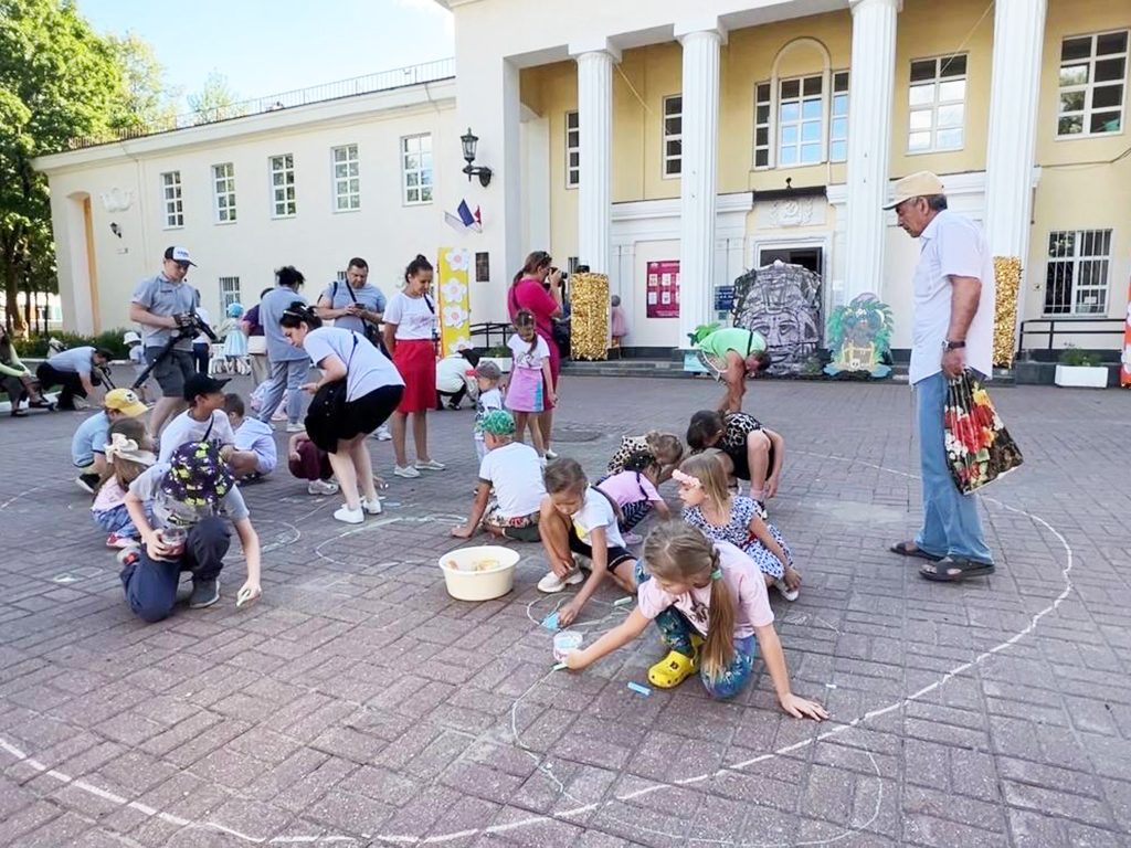 День семьи, любви и верности отметили в Пушкинском округе парадом колясок и  забегом ползунков | REGIONS.RU / Пушкино