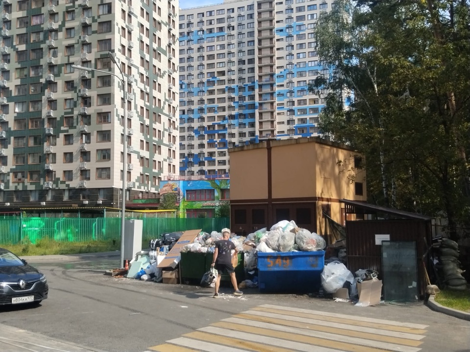 фото в процессе работ: уже доставлен бункер