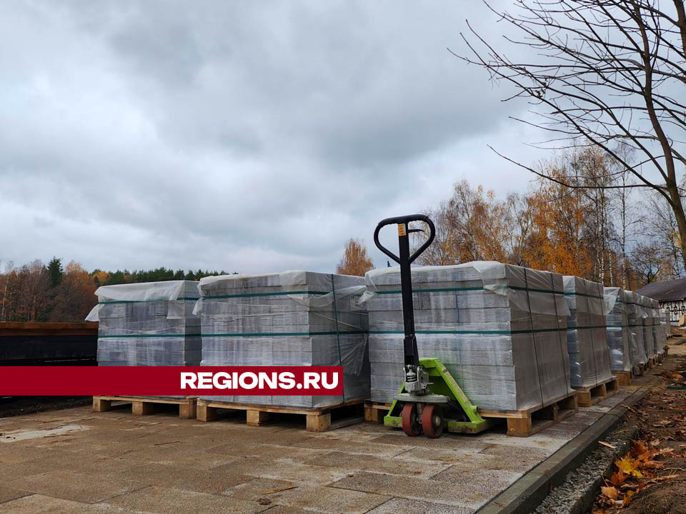 Благоустройство набережной Суворовских прудов в поселке Свердловский  Фото: Валерия Тингаева