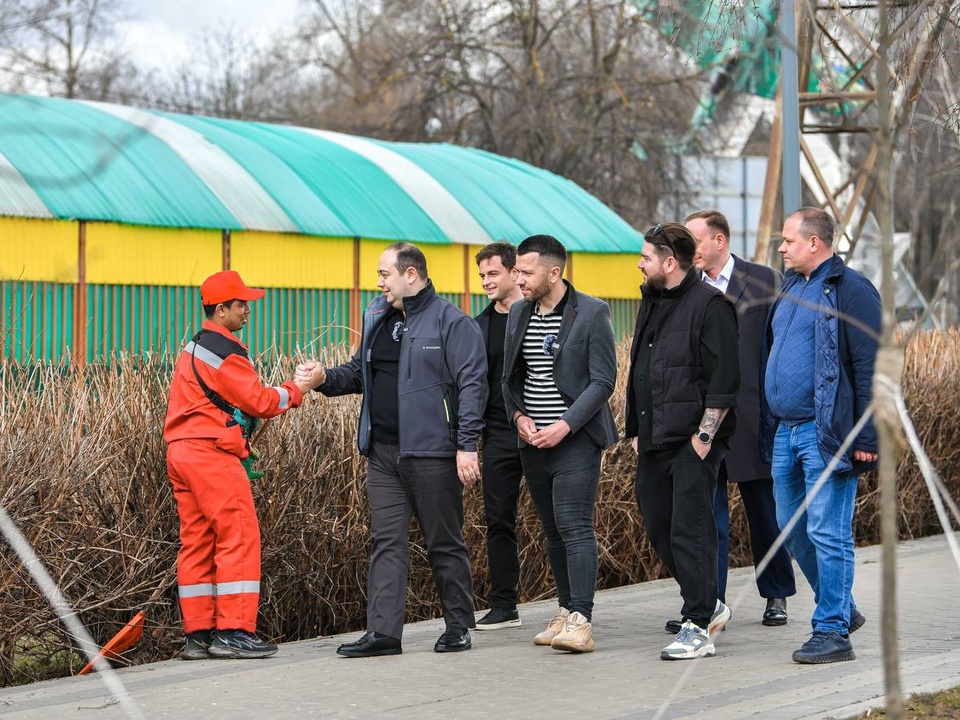 Еще одно нетипичное фото для чиновника. Волошин здоровается с простым дворником. Фото: пресс-служба Администрации г.о. Химки