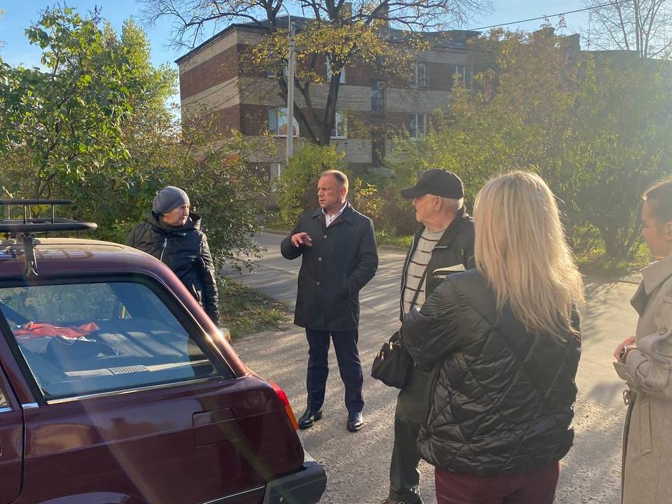 Замглавы Лосино-Петровского Роман Мещеряков (слева) на встрече с жителями дома. Фото: t.me/LosPetGKH