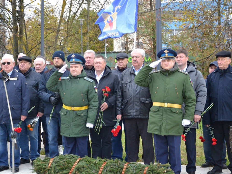 Участники митинга у подножия макета ракеты-носителя. Фото: Администрация Краснознаменска