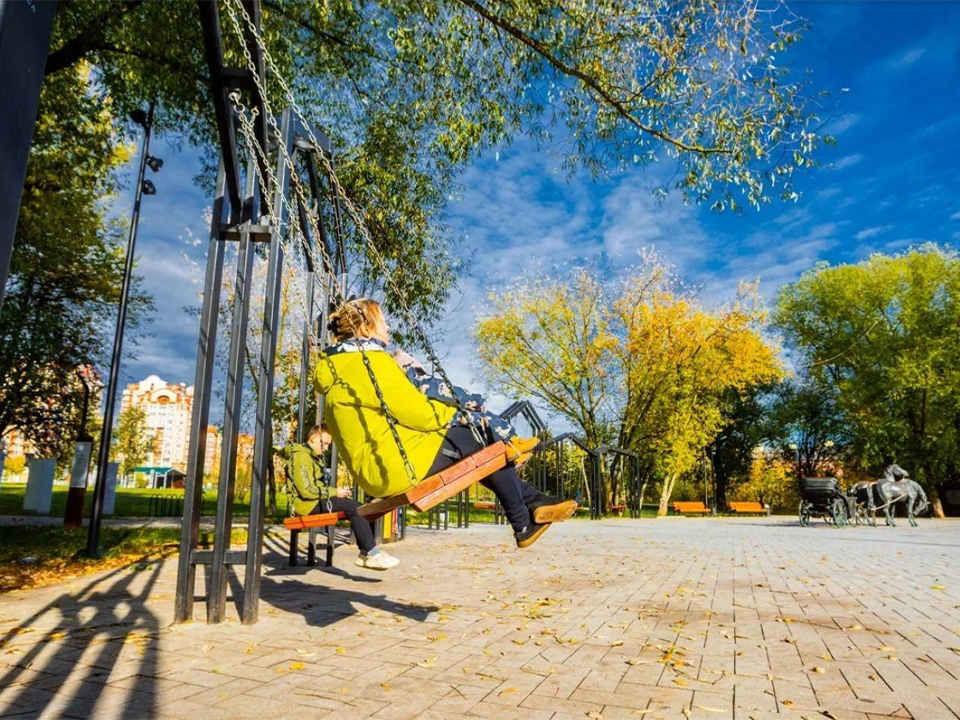 Зимой качели при входе в парк украсят гирляндами. Фото: пресс-служба губернатора и правительства Московской области