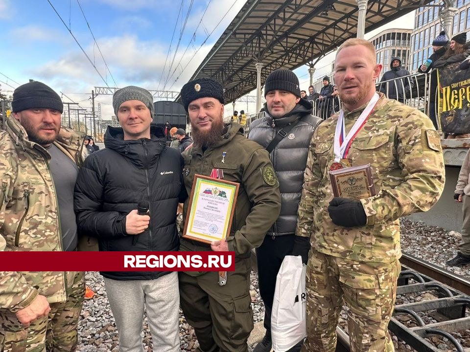 Участники мероприятия и самый сильный человек планеты Роман Новиков (в центре). Фото: Марина Жижина