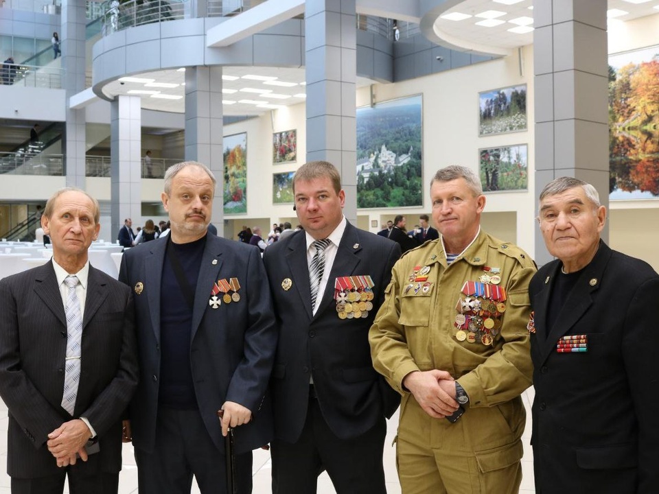 Ветераны боевых действий (Дмитрий Лебедев в центре) в Доме правительства Московской области. Фото: личный архив Дмитрия Лебедева