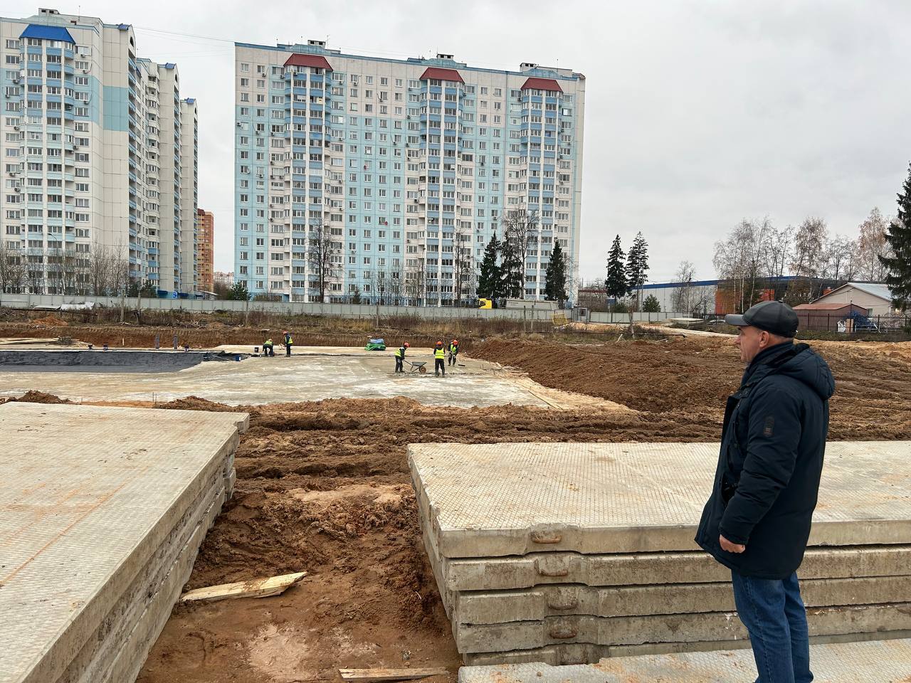 Глава города Владимир Пирогов на улице Связистов. Фото: Администрация Краснознаменска