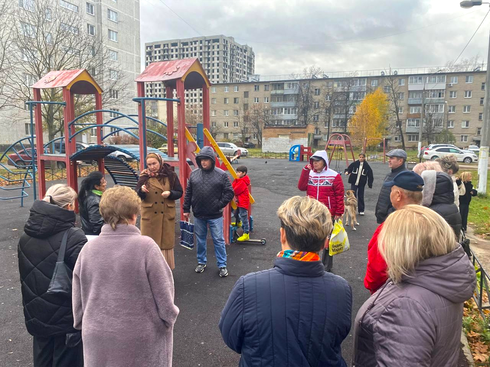 Замглавы Лосино-Петровского Валентина Тропанец на детской площадке. Фото: Администрация г.о. Лосино-Петровский