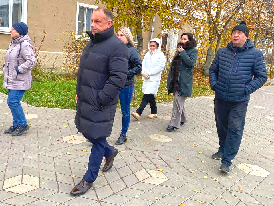 Замглавы Роман Мещеряков (в центре) на встрече с жителями улицы Октябрьская Фото: администрация г.о. Лосино-Петровский