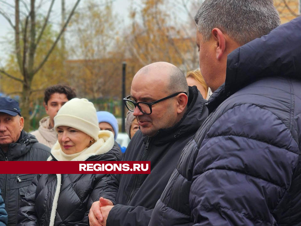 Глава г.о. Лосино-Петровский Сергей Джеглав (в центре) на встрече с жителями поселка Аничково Фото: Валерия Тингаева