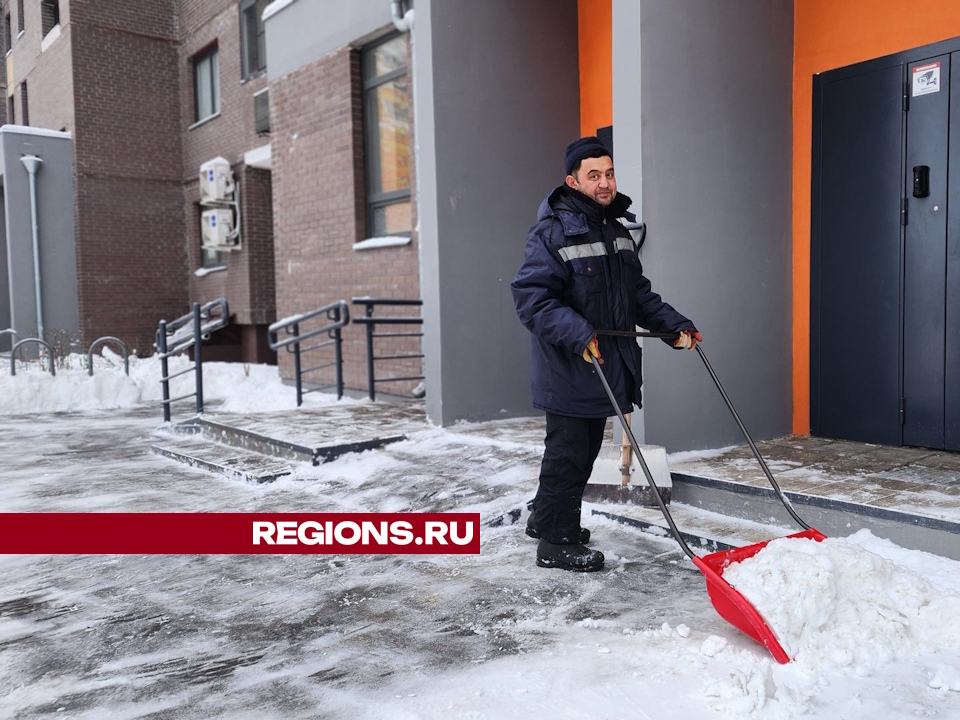 Сотрудники управляющих компаний расчищают площадки у подъездов домов. Фото: Валерия Тингаева