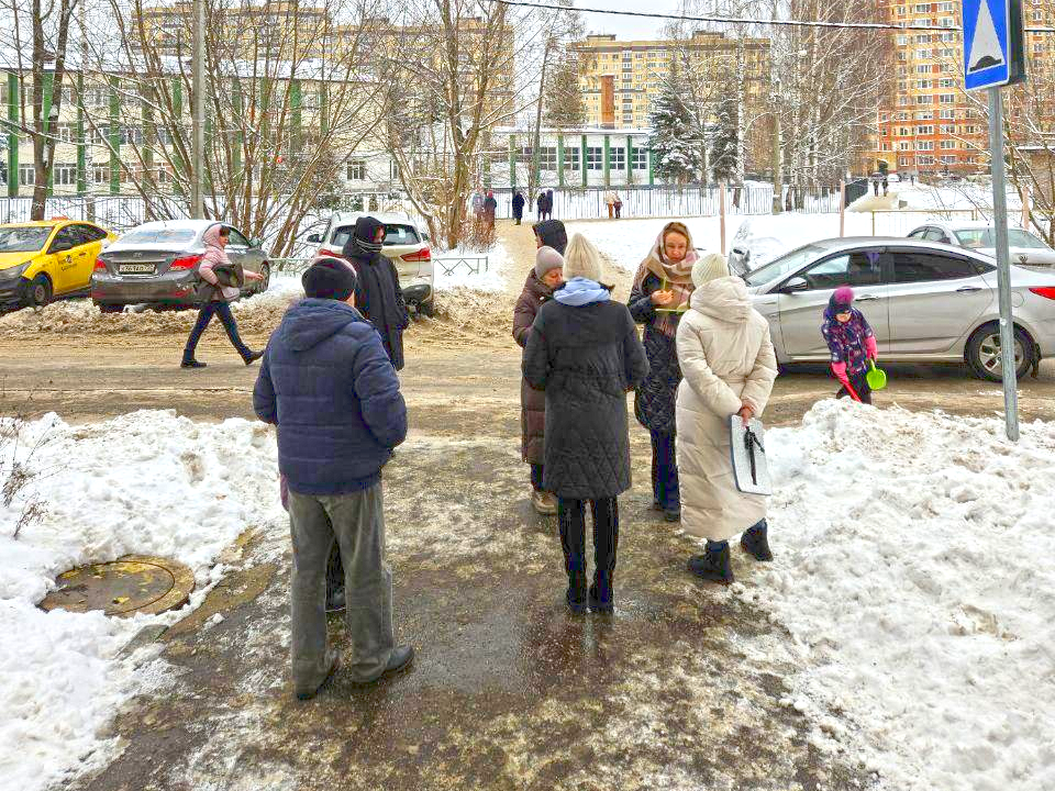 Замглавы Валентина Тропанец (вторая справа) на встрече с жителями улицы Набережная. Фото: пресс-служба администрации г.о.Лосино-Петровский