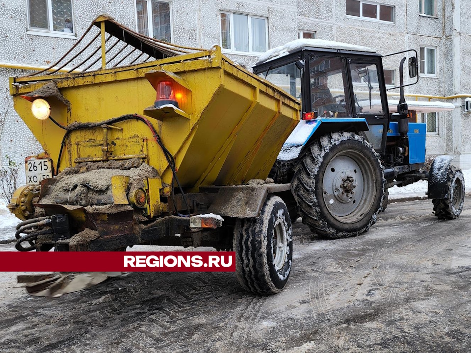 Пескоразбрасыватель обрабатывает двор в Лосино-Петровском. Фото: Валерия Тингаева