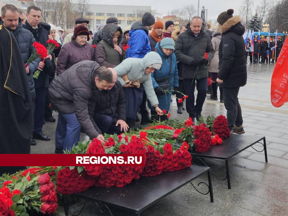 Мероприятие завершилось возложением цветов. Фото: Мария Андрюхина