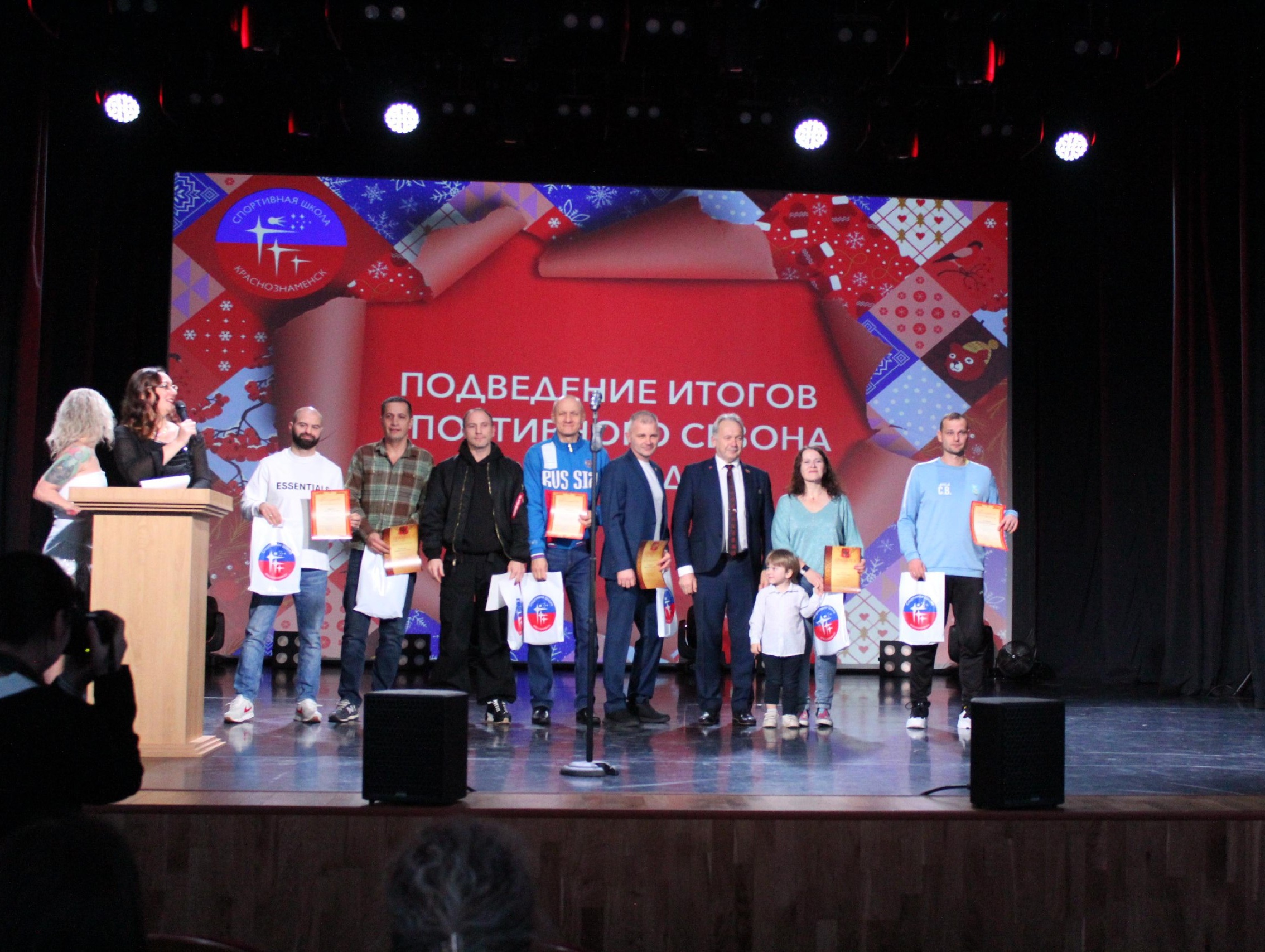 Сотрудники городской спортивной школы. Фото: МБУ ДО СШ Крансознаменска