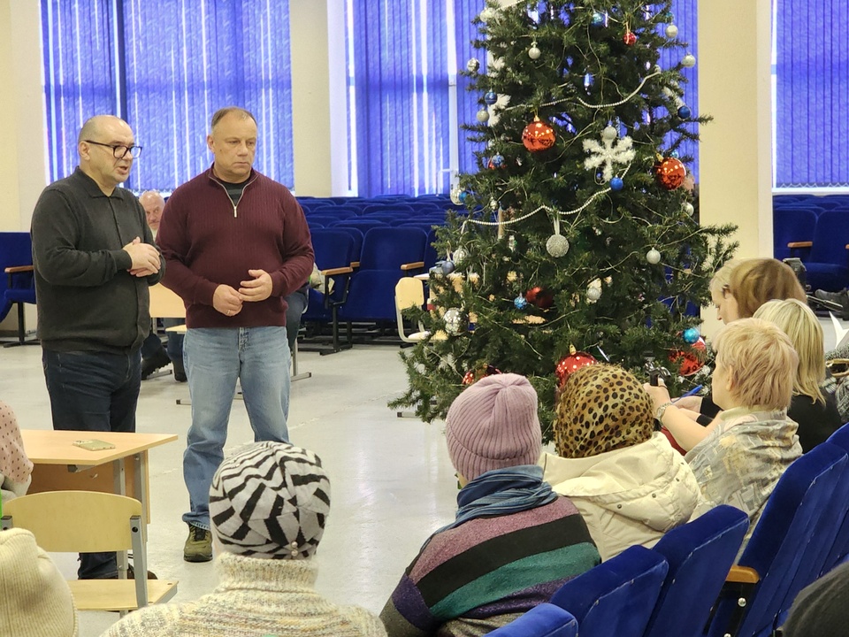 Сергей Джеглав (слева) и Роман Мещеряков на встрече с жителями. Фото: Валерия Тингаева