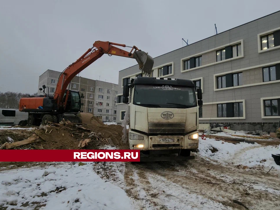 Благоустройство на территории новой поликлиники. Фото: Валерия Тингаева