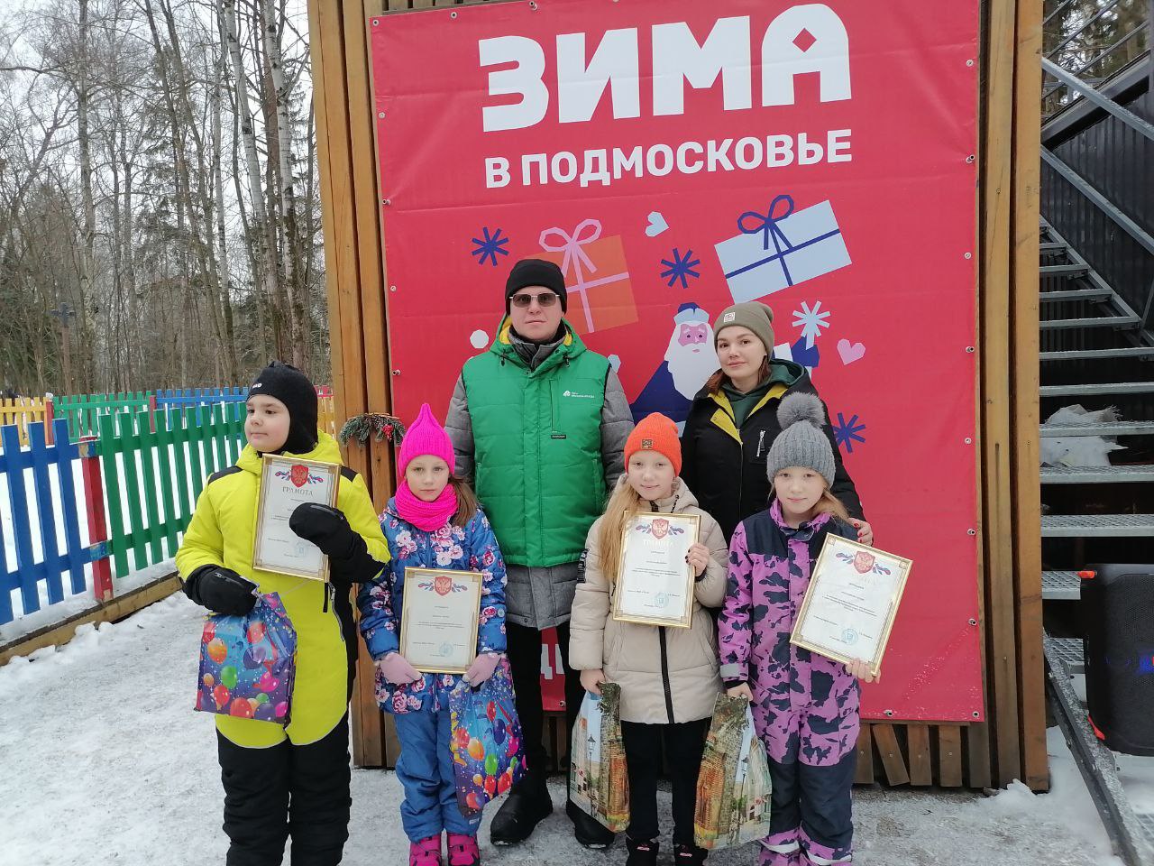 Директор Парков Краснознаменска Сергей Федоров с участниками мастер-классов. Фото: МБУК  «Городской парк культуры и отдыха»