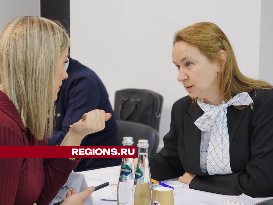 Замглавы г.о. Лосино-Петровский Валентина Тропанец (справа) на выездной администрации на предприятии «Щелковский МПК». Фото: Валерия Тингаева