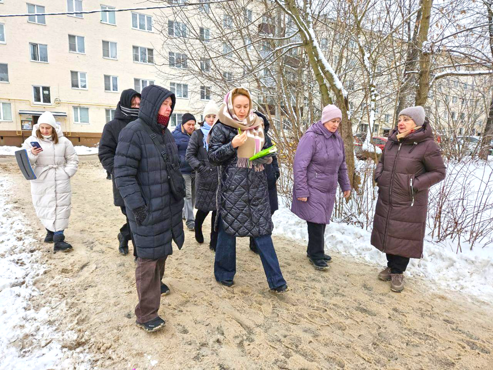 Замглавы Валентина Тропанец (в центре) на встрече с жителями улицы Набережная. Фото: пресс-служба администрации г.о.Лосино-Петровский