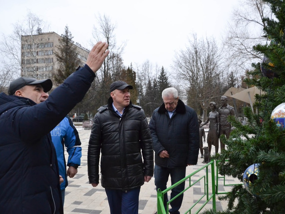 Глава города Владимир Пирогов (слева), депутат Государственной Думы Денис Майданов (в центре), председатель Совета депутатов Александр Мостковой (справа). Фото: администрация Краснознаменска