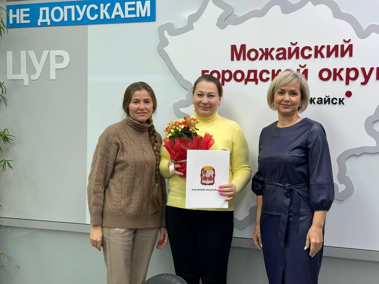 Вручение документов на новое жилье. Фото: пресс-служба администрации Можайского округа