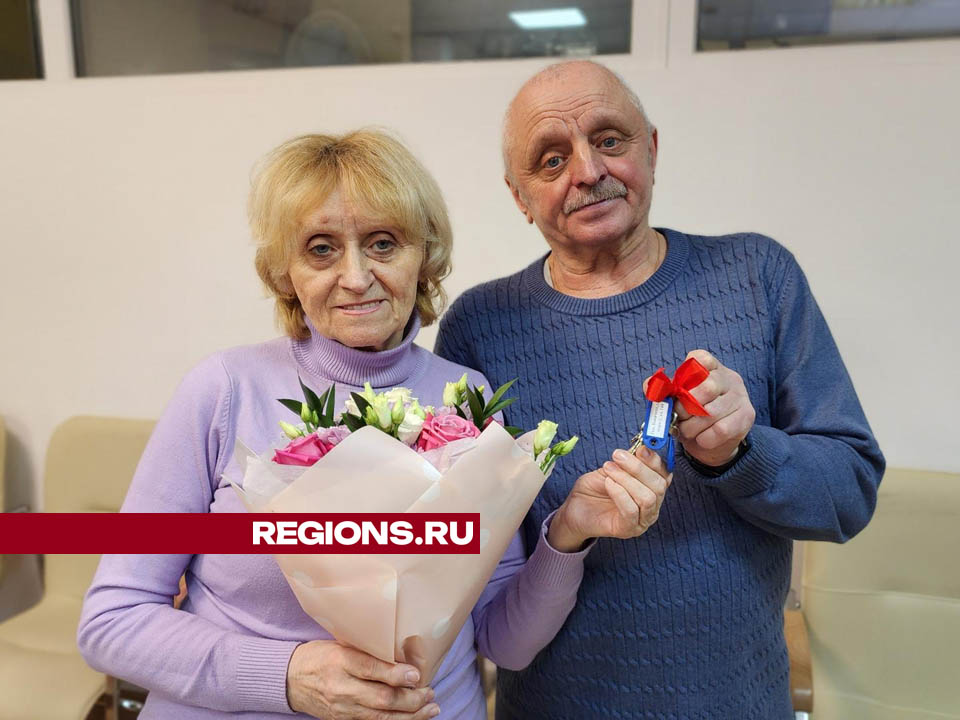 Надежда и Александр Кученковы получили ключи от новой квартиры. Фото: Валерия Тингаева
