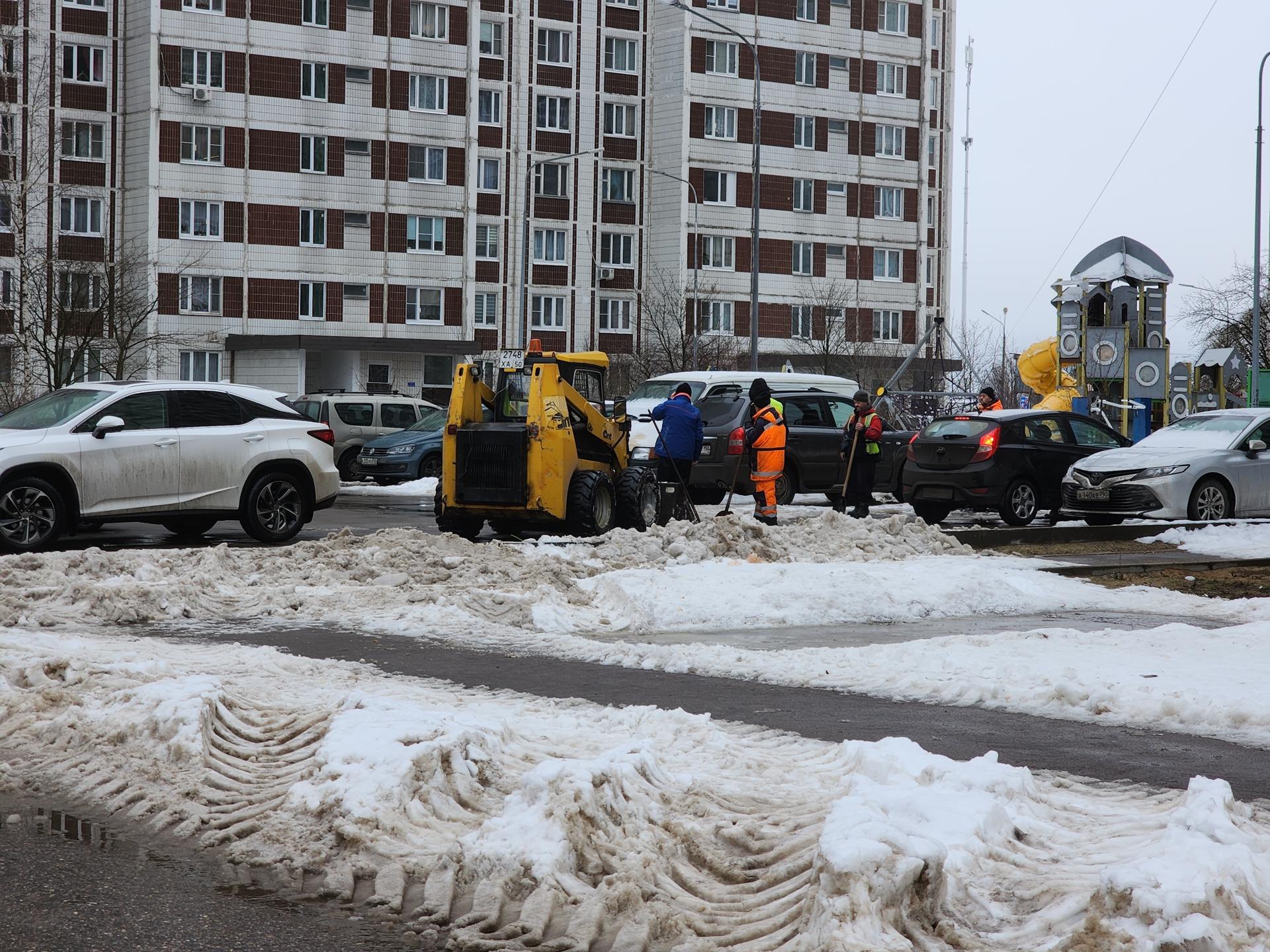 Уборка проезжей части и пешеходных дорог от снега в одном из дворов Черноголовки. Фото: https://t.me/chernogolovkavk