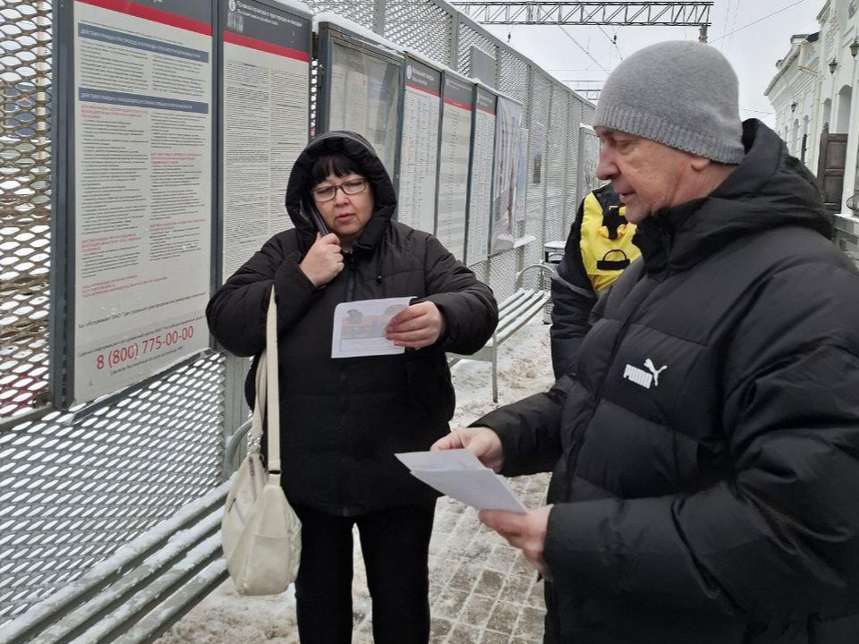 Представители администрации округа совместно с сотрудниками транспортной полиции напомнили пассажирам правила поведения на объектах железнодорожной инфраструктуры и раздали информационные листовки. Фото: пресс-служба Министерства транспорта и дорожной инфраструктуры Московской области