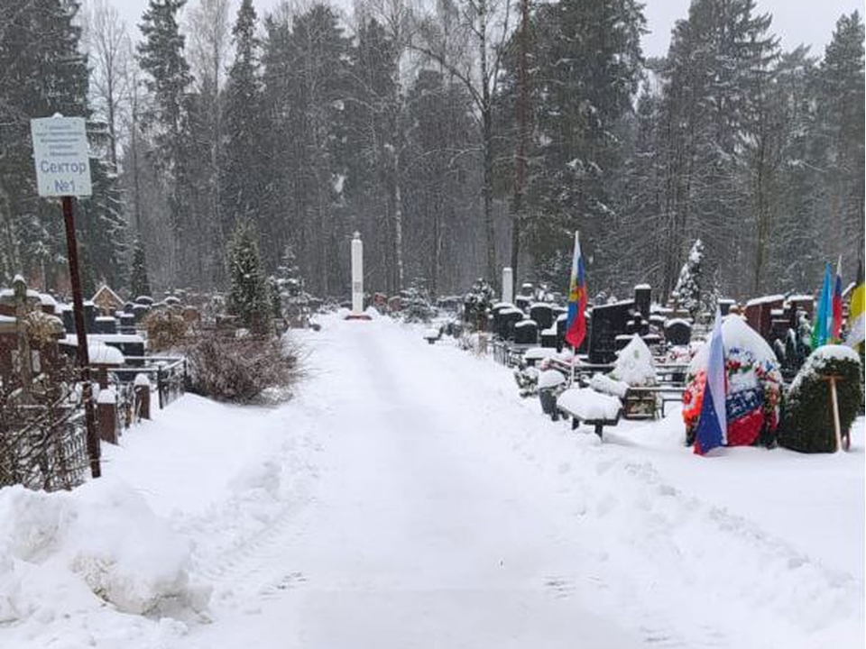 Уборка снега на территории кладбища в Макарово. Фото: пресс-служба администрации г. о. Черноголовка