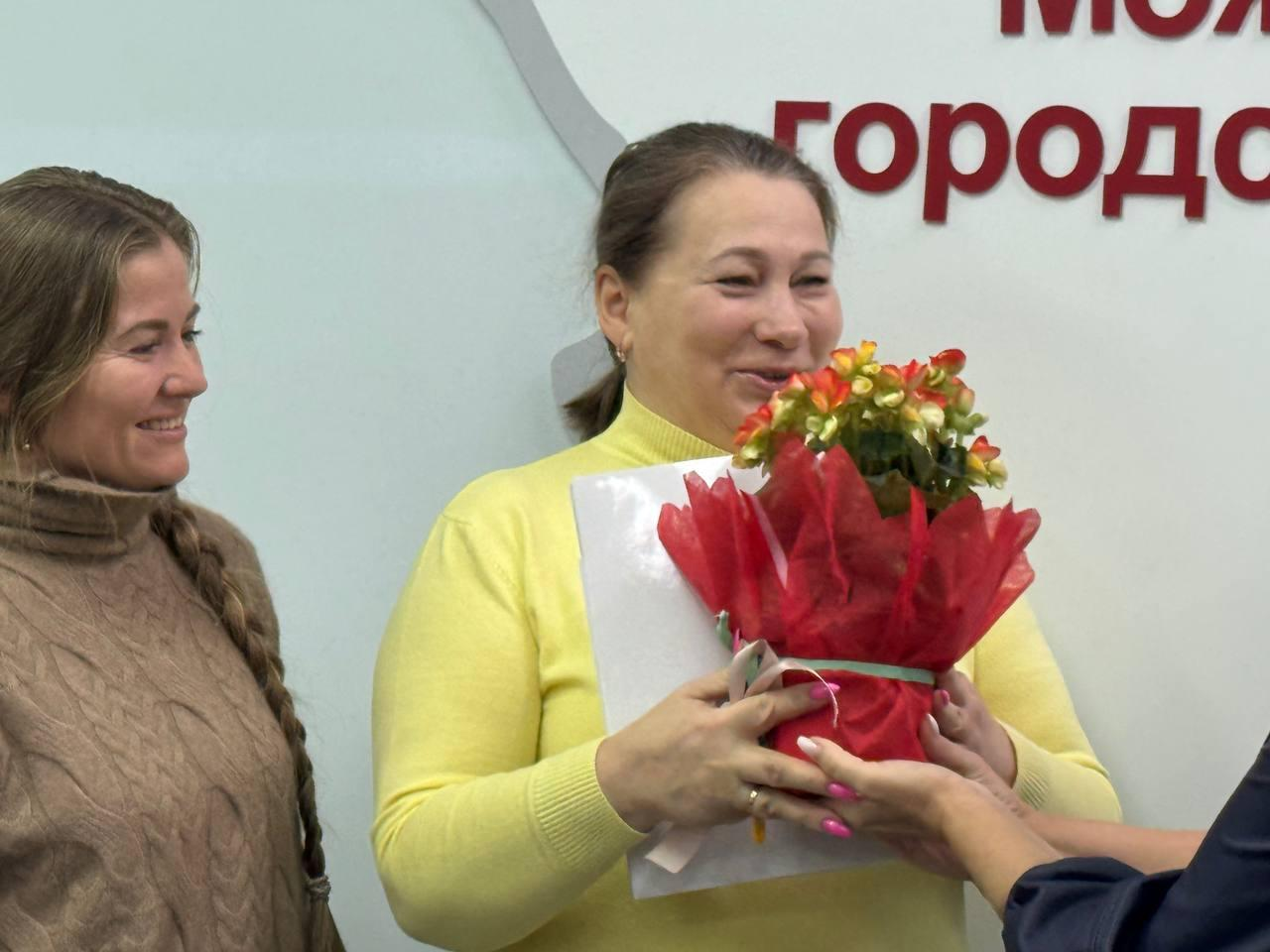 Вручение документов на новое жилье. Фото: пресс-служба администрации Можайского округа