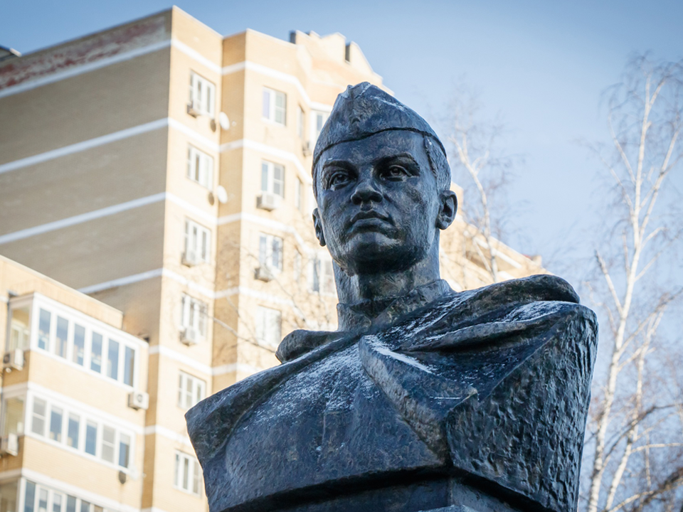 Монумент Герою СССР В.Ф. Полякову в центре Ступина. Фото: Юрий Котов