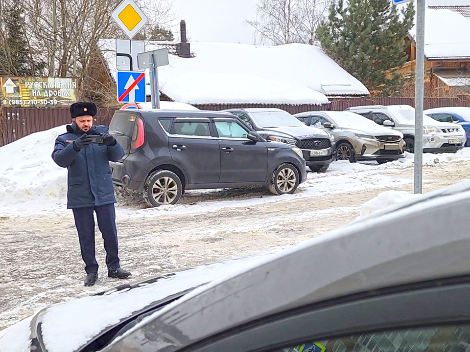 Сотрудник ГИБДД фиксирует факт неправильной парковки. Фото: МедиаБанк Подмосковья/Никита Сморкалов