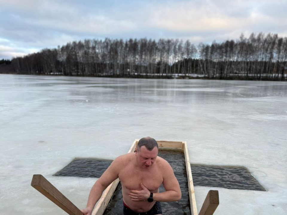 Глава городского округа Черноголовка окунулся в купель на Крещение вместе с другими христианами. Фото: t.me/hozhainovr