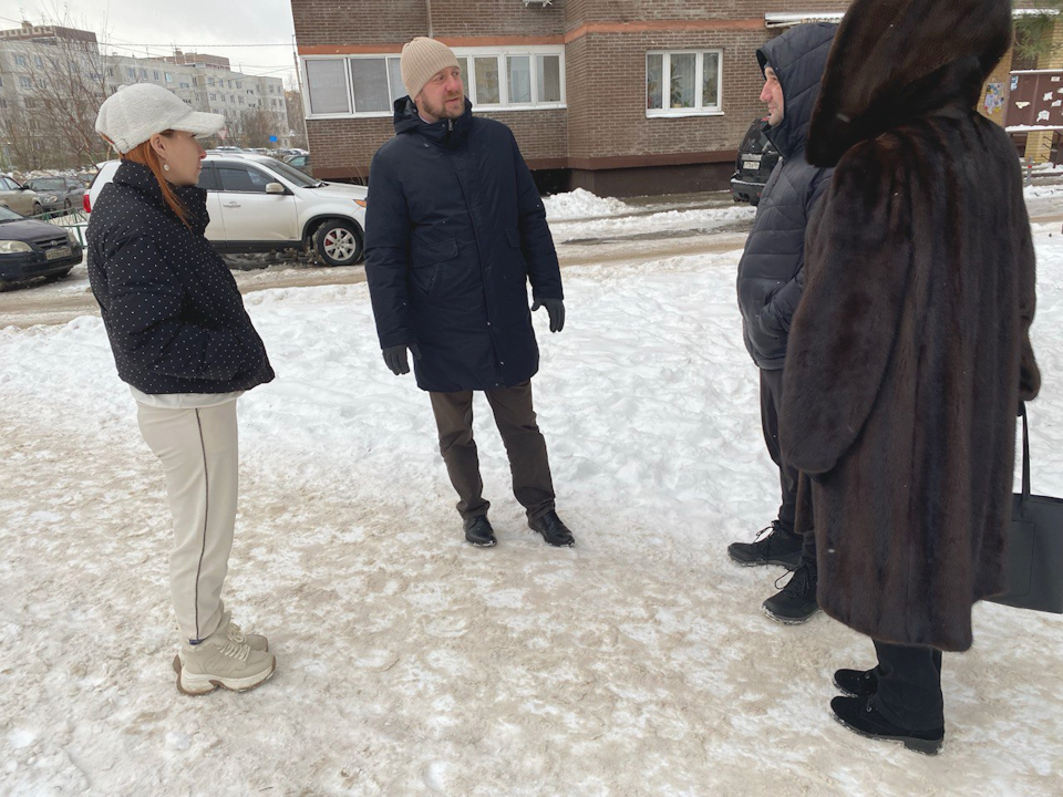 Замглавы округа Михаил Пешков (в центре) на встрече с жителями поселка Юность. Фото: пресс-служба администрации городского округа Лосино-Петровский