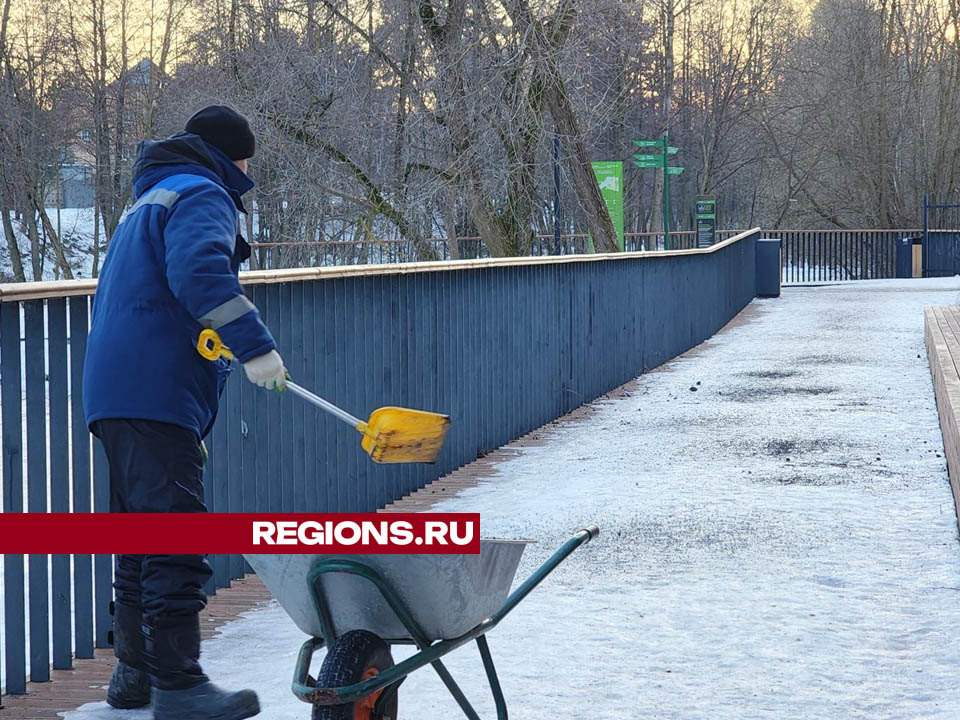 В Свердловском парке тропинки обработали противогололедным составом. Фото: Валерия Тингаева