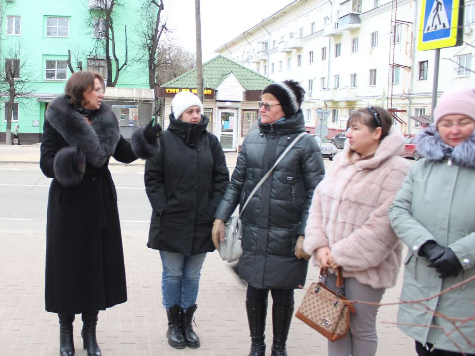 Юлия Шувалова обсуждает с жителями план благоустройства Фрязина. Фото: пресс-служба администрации г. о. Фрязино