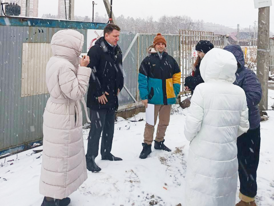 Замглавы Александр Столбов (второй слева) на встрече с жителями ДНТ «Ветерок». Фото: пресс-служба администрации г .о. Лосино-Петровский