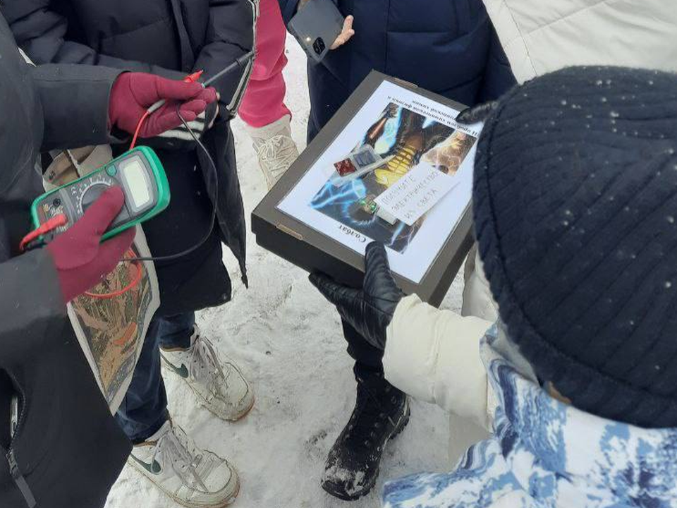 Дети выполняют задания во время экскурсии. Фото: Экскурсионный клуб «Ходим-бродим по Черноголовке»