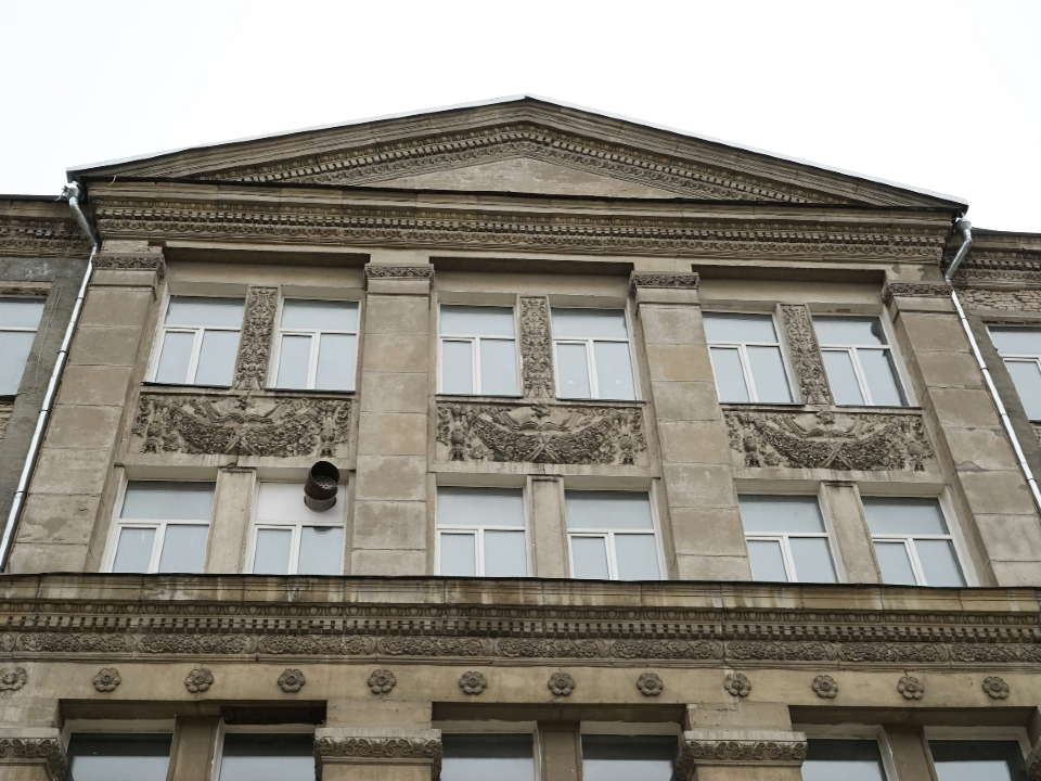 Здание украшено гипсовыми узорами и пилястрами в стиле сталинского ампира. Фото: пресс-служба администрации г.о. Химки