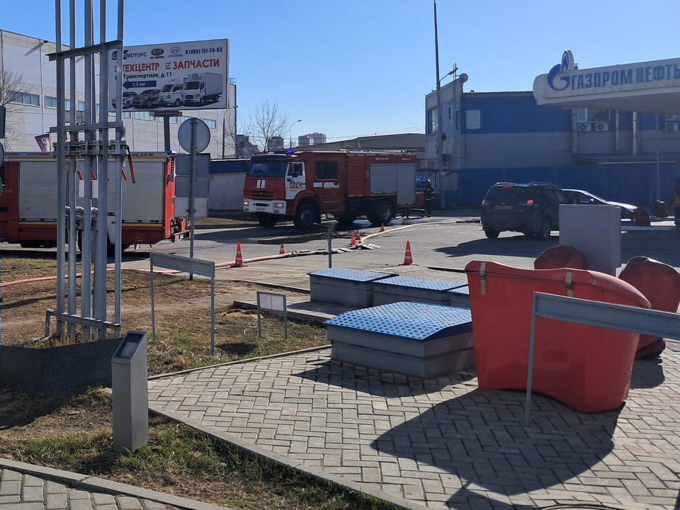 Сегодня, 14:20. Пожарные машины только покидают Транспортный, вл. 6. Фото: REGIONS/Владимир Острогожский