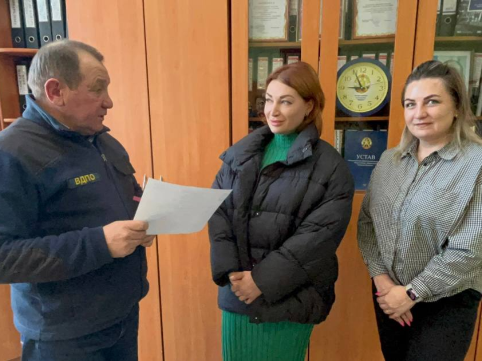 Ангелине Стельмух (в центре) вручают удостоверение. Фото: Ангелина Стельмух