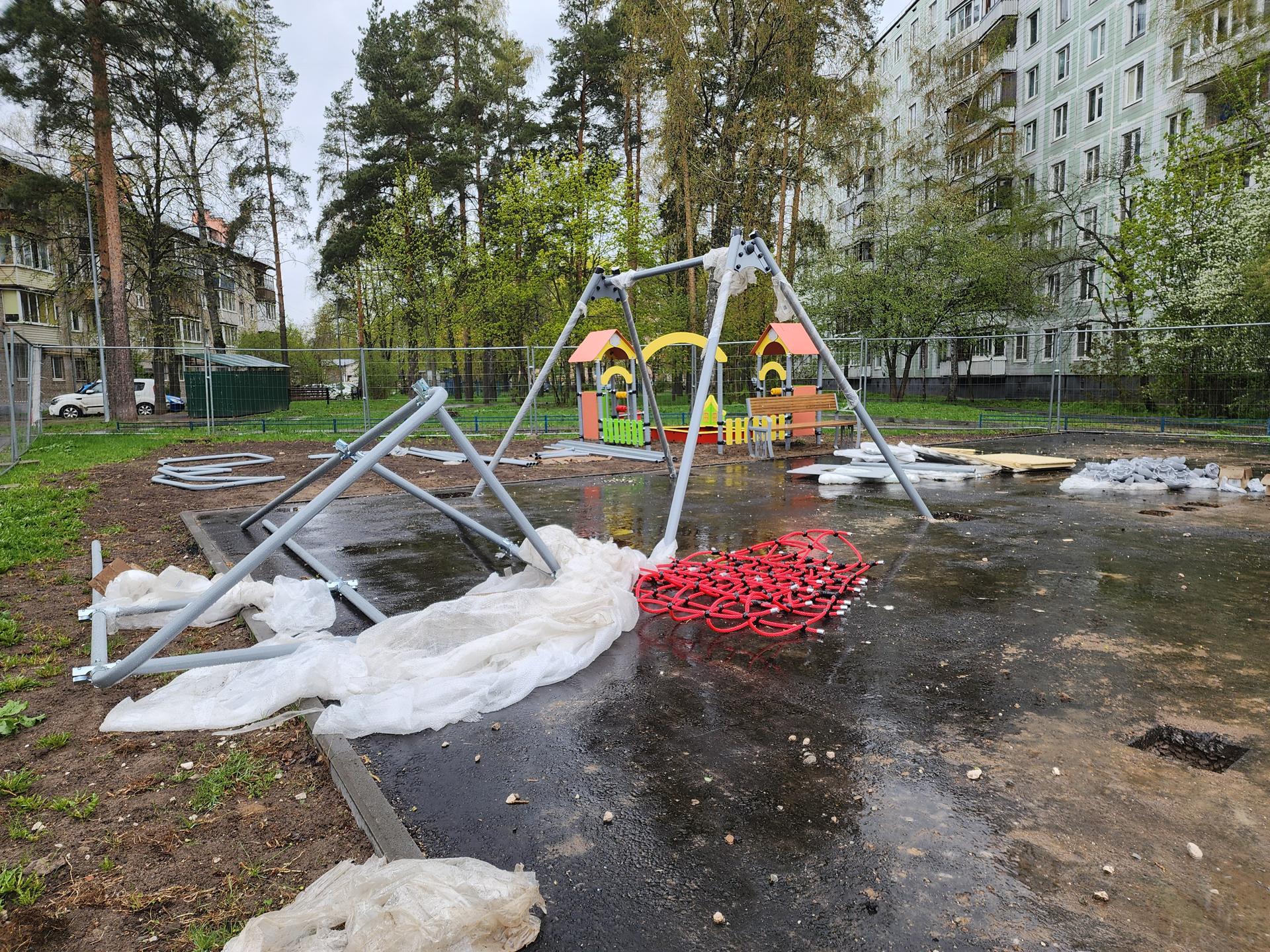Строительные работы во дворе между домами №11 и 13 на Институтском проспекте. Фото: МедиаБанк Подмосковья/Иван Петрушин 